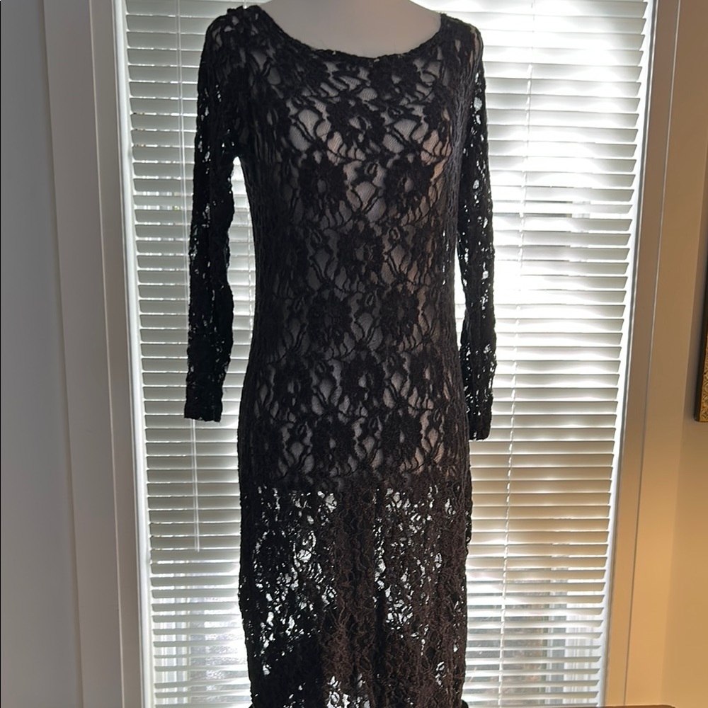 Elegant Black Sheath Dress with Scoop Neck and Cuffed Long Sleeves